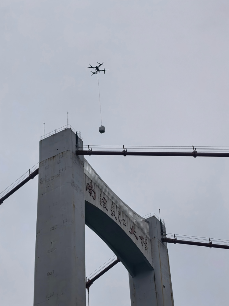 高路信息公司宜泸高速南溪长江大桥除湿机无人机吊装顺利完成
