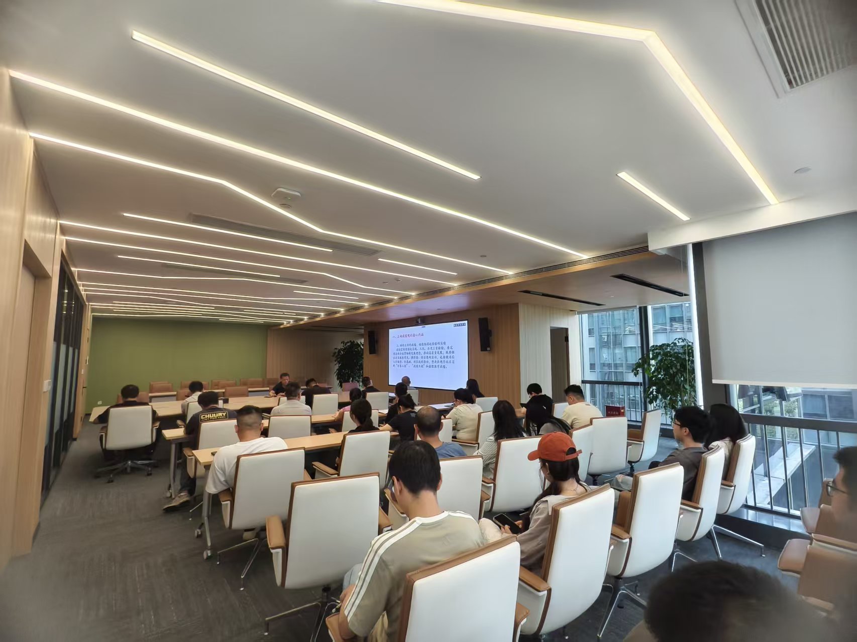高路信息公司副总经理辜劼为分管部门讲授专题党课